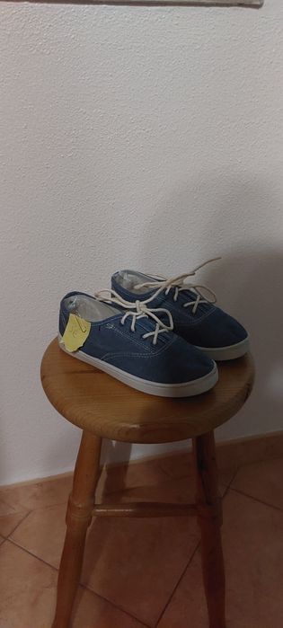 Vende-se sapato para criança