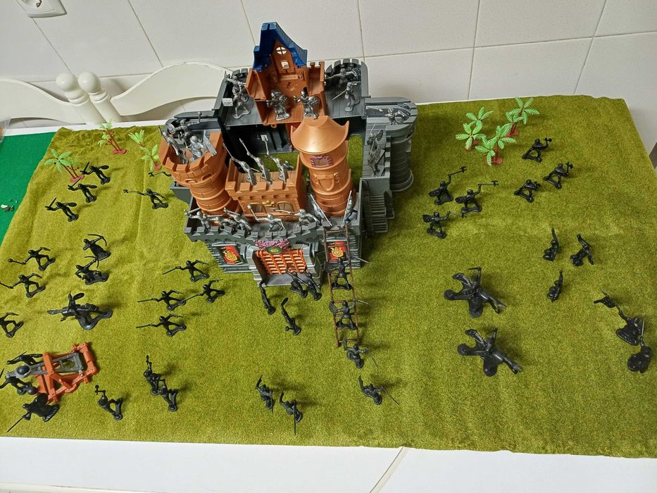 Castelo com exércitos em guerra