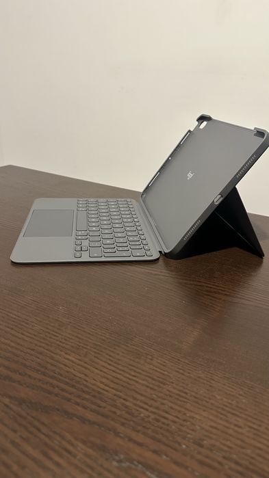 Logitech Combo Touch iPad Air 11” (5ª geração)