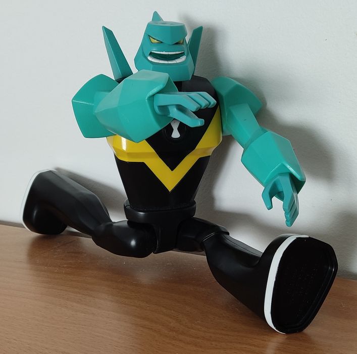 2 articulated action figures - Ben 10 and Power Ranger64750638857985123