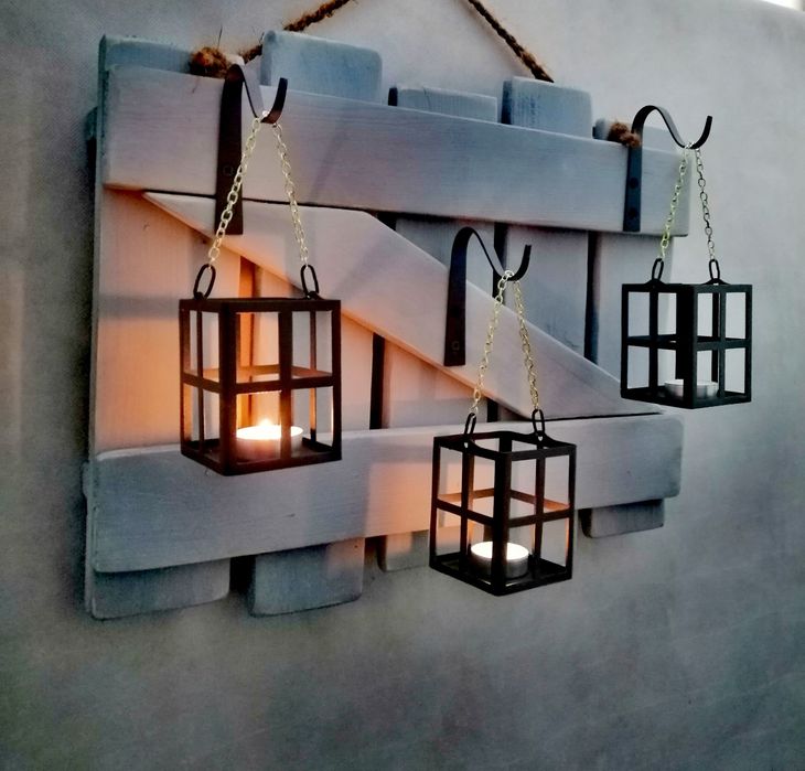 Lampion loft na desce drewnianej rustykalnej , dekoracja na ścianę.