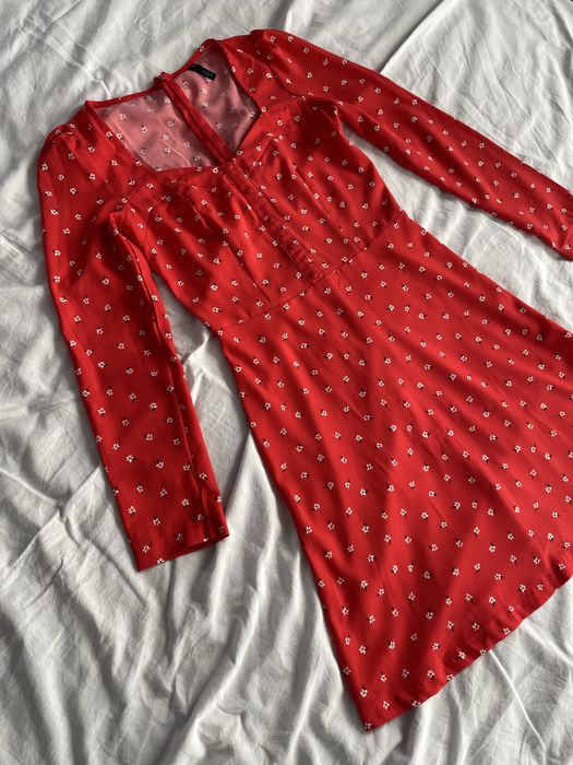 Червона сукня в квітковий принт