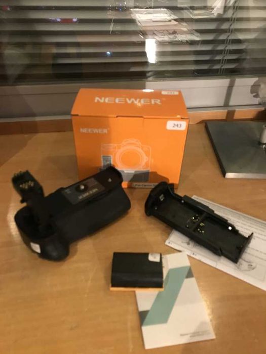 Neewer Battery Grip for Canon EOS 5D Mark IV