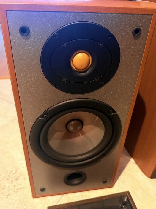 Kolumny Yamaha  NS100 sprawne bez jednej blaszki (na zdjeciu)