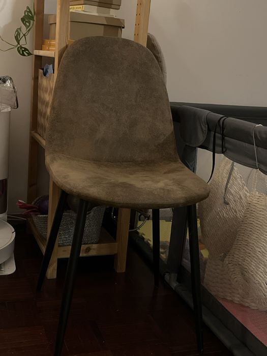 Cadeira da Sklum efeito cabedal castanho e pernas pretas de metal