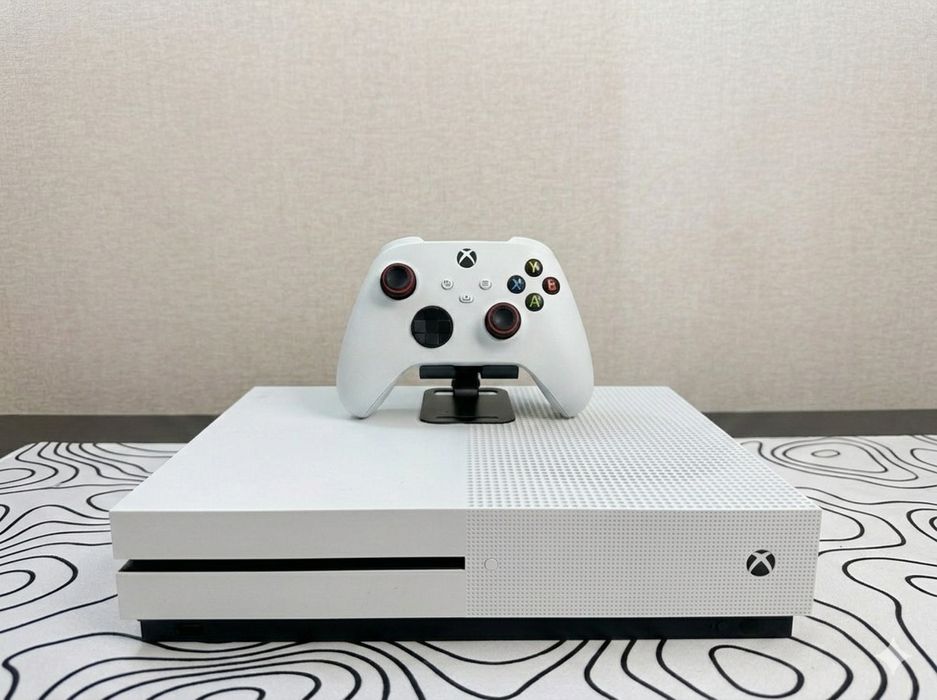 Продам Xbox One S - 1 ТБ з ігровою підпискою Game Pass!