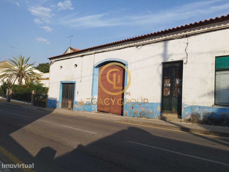 Imóvel Composto Por 8 Frações Destinadas A Comercio, Industria E Ha...
