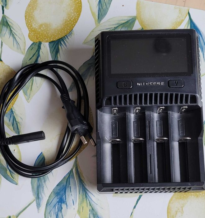 Czterokanałowa ładowarka Nitecore SC4 / AA, AAA, R20, R14, 18650