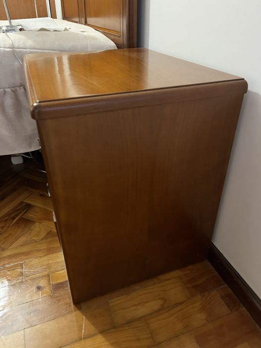 Mesa cabeceira em cerejeira