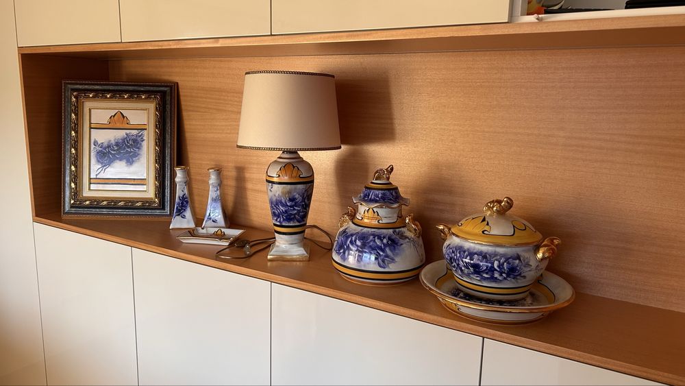 Conjunto de peças em porcelana pintadas à mão