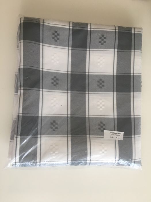 Toalha mesa cinza branca