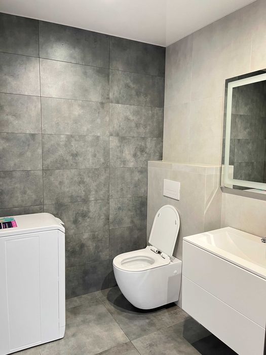 Продам простору квартиру-студію з панорамним виглядом по Коновальця