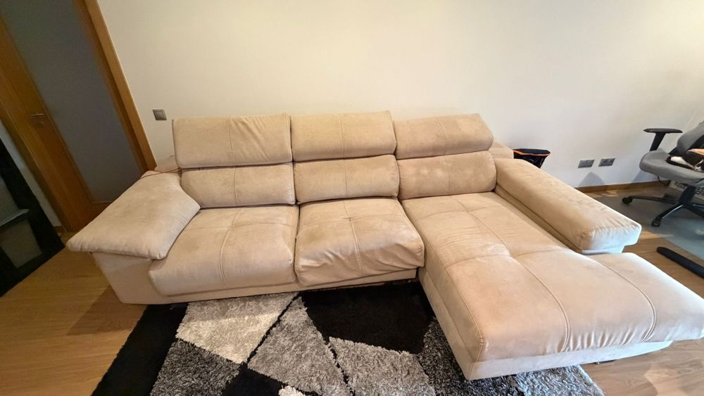 Sofá com chaise long