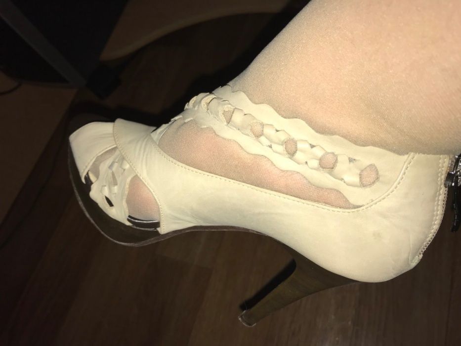 Босоножки на высоких каблуках