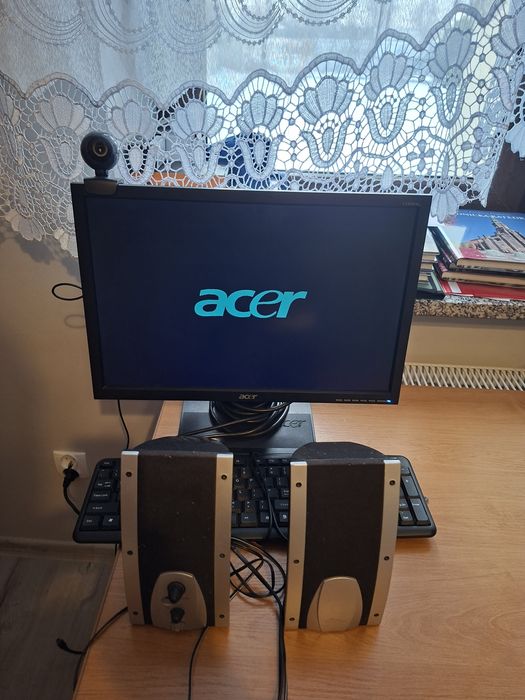 Monitor Acer,  głośniki,  klawiatura