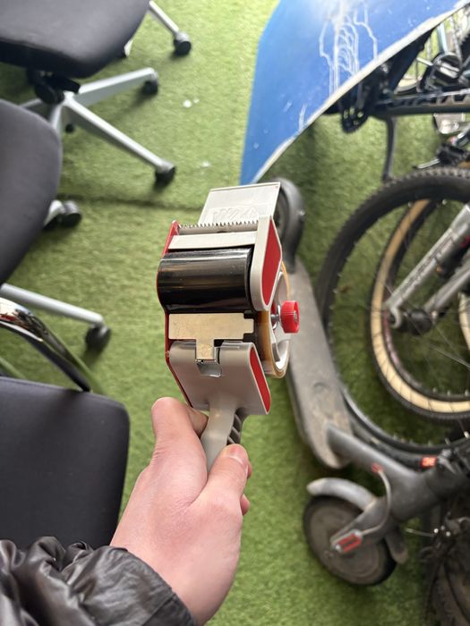 Solidny dyspenser do taśmy pakowej/ oklejarka – metalowy, z regulacją