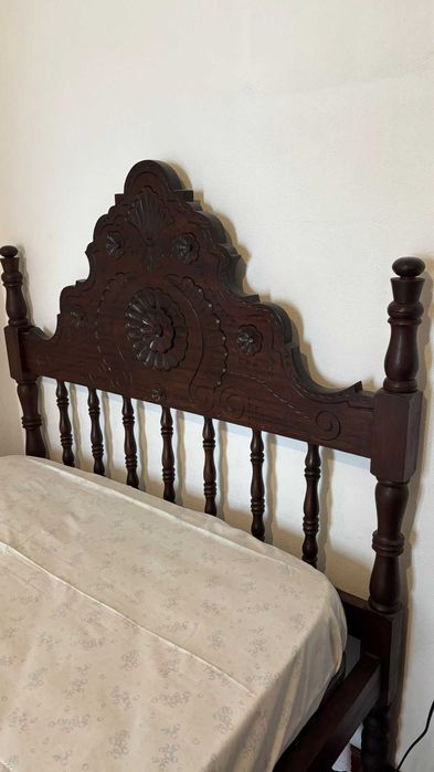 Cama antiga + Estrado + Colchão EXCELENTE ESTADO