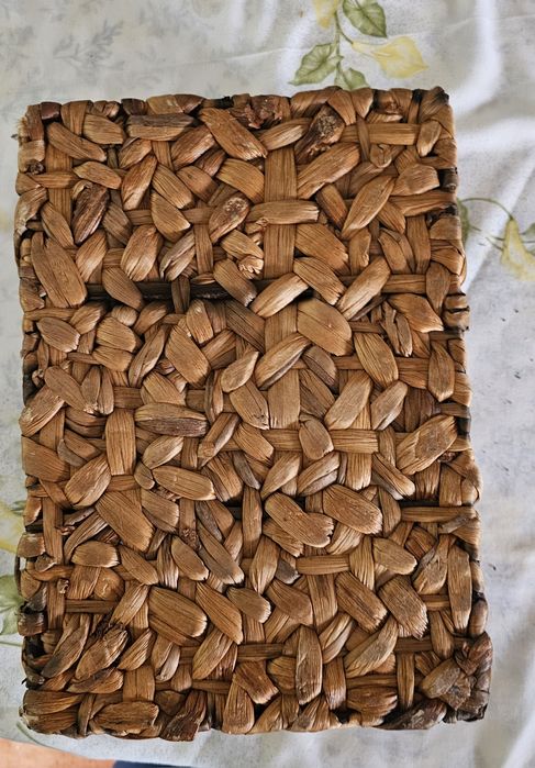 Cesto em madeira e palha