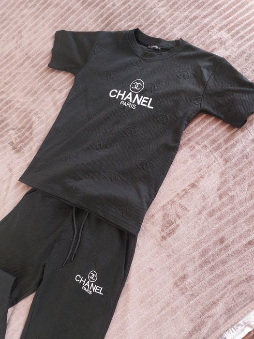 Жіночий костюм Chanel