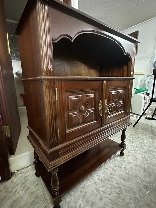 Móvel de Sala/Quarto Clássico em Madeira Maciça