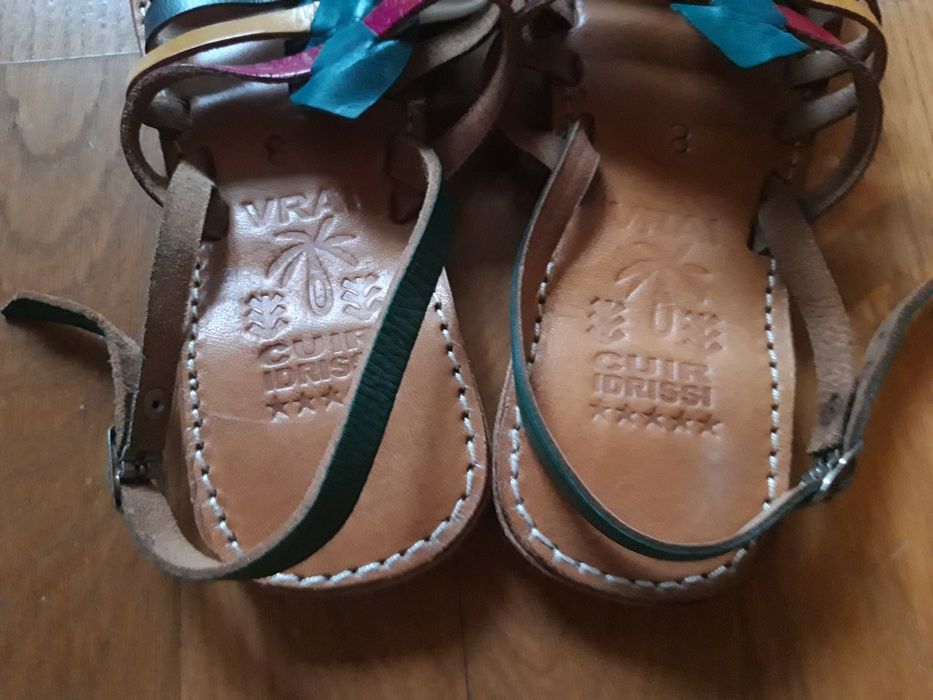 Sandálias de couro colorido de sola rasa (38)