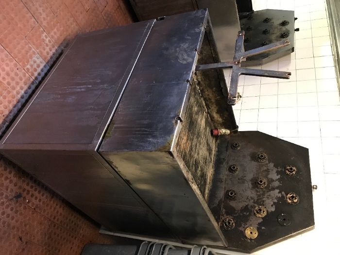 Máquina/grelhador industrial a carvão p/ 54 frangos no espeto