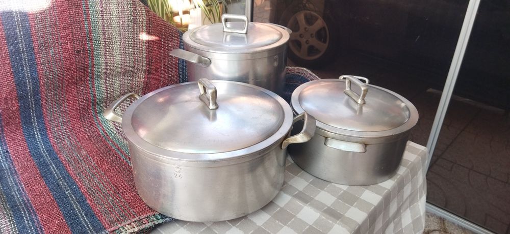 Dois tachos e uma panela em bom estado