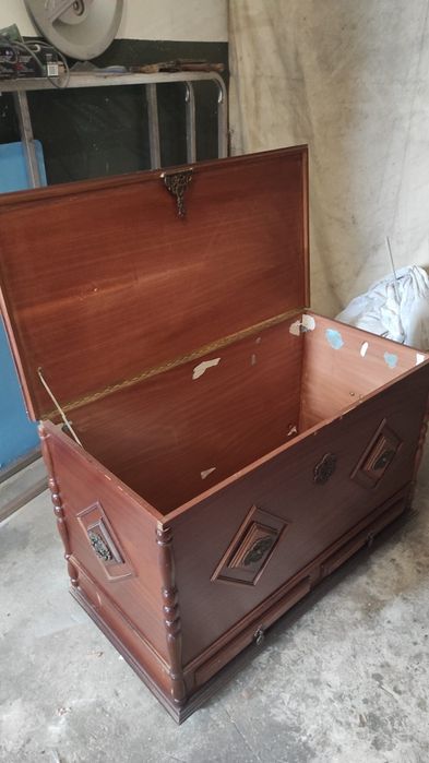 Baú com pegas em metal