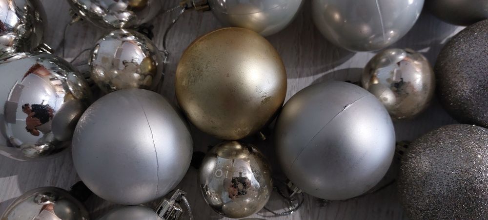 Bombki choinkowe srebrne różne wielkości Świata Bożego Narodzenia