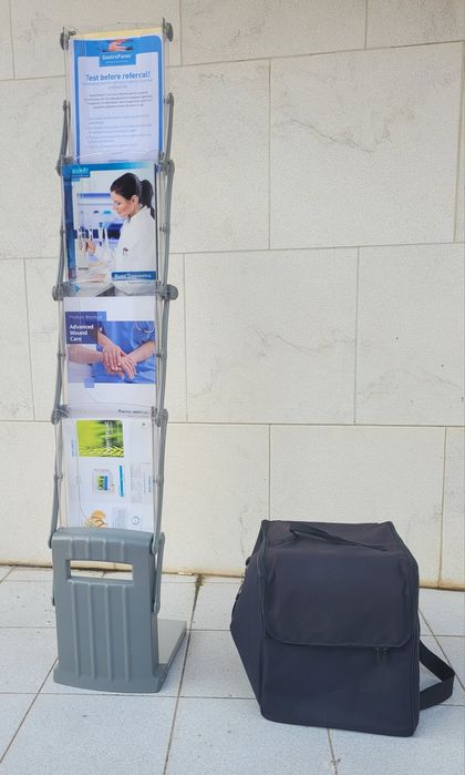 Expositor de catálogos dobrável e com mala