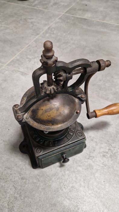 Stary zabytkowy młynek do kawy Peugeot