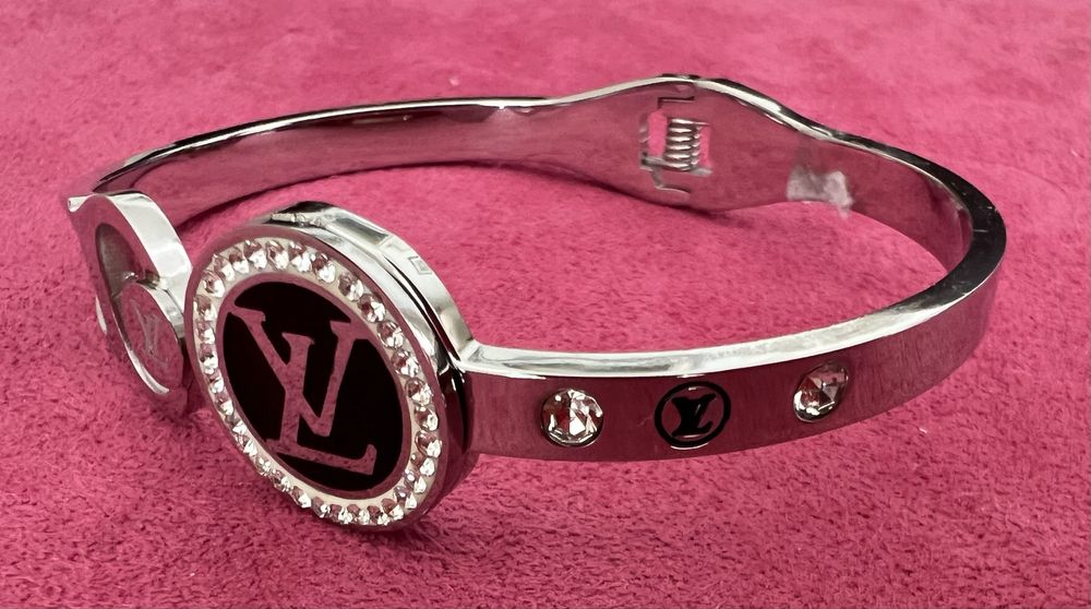 Linda pulseira prateada com detalhes