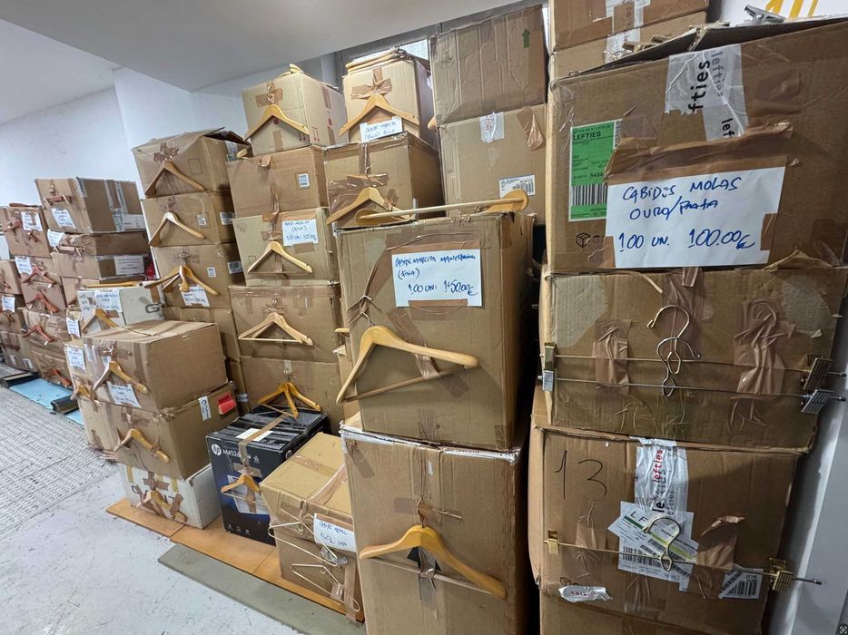 Cabides de madeira, de metal e mistos