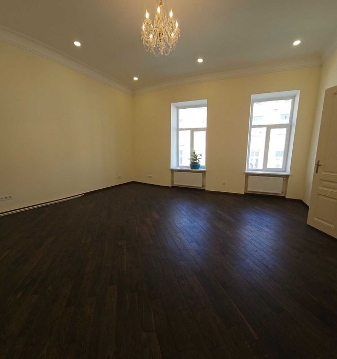 Продаж житлової квартири по вул. Гнатюка центр міста.