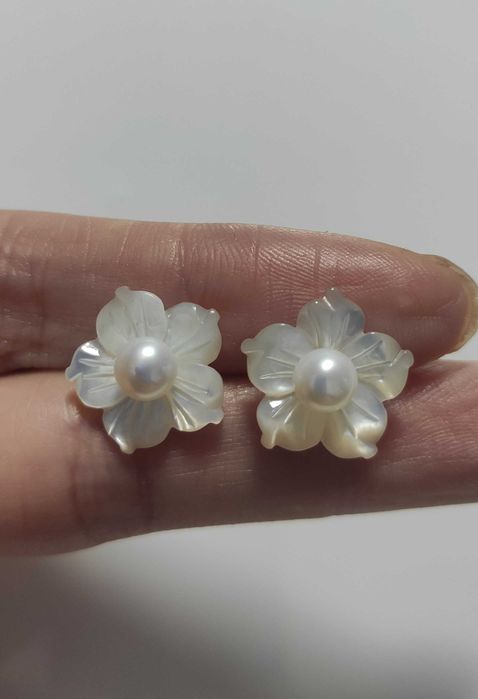 Kolczyki z pereł i muszli