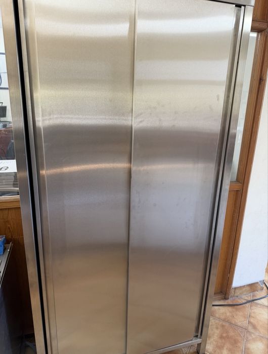 Louceiro em inox , 3 prateleiras  armário completamente fechado