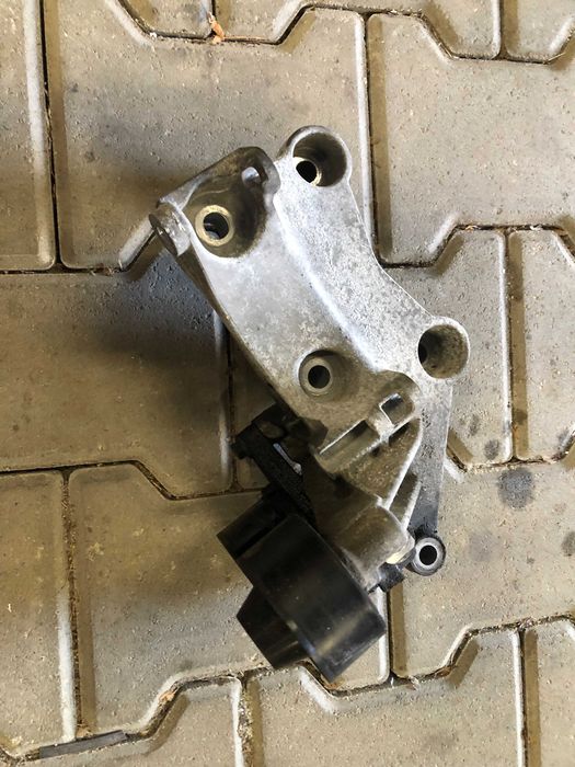 Łapa mocowanie alternatora  Opel Vivaro b Trafic III 1.6 Dci Cdti