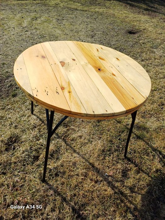 Stolik jest  okrągły