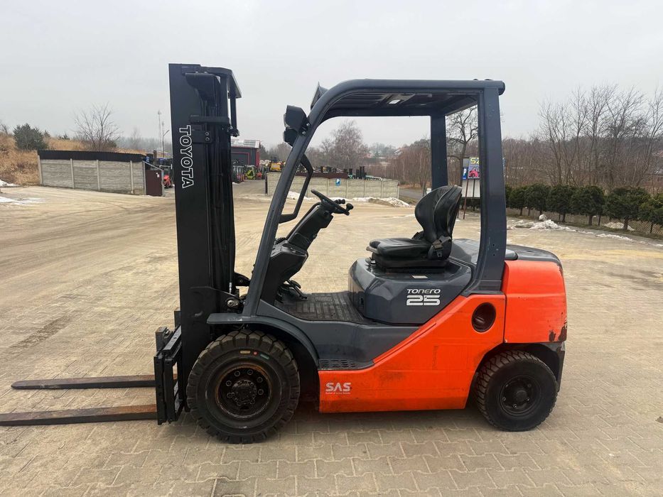 Дизельний вилковий навантажувач TOYOTA 02-8FDF25