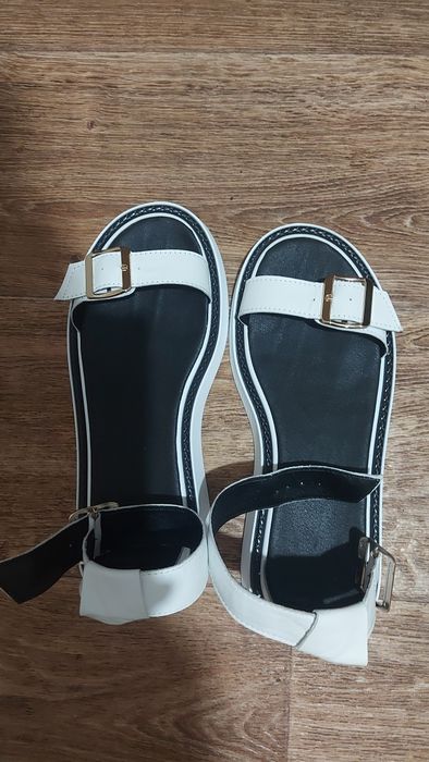 Босоножки кожаные