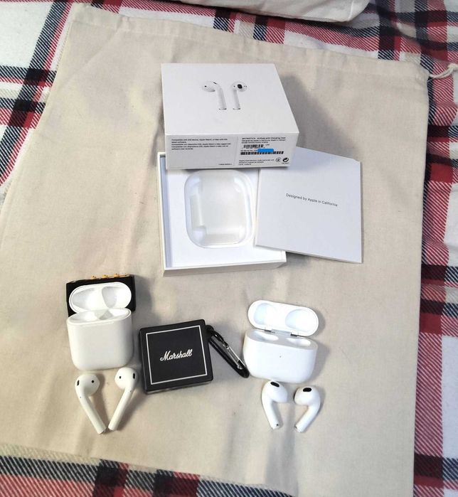 2 Dois Apple Airpods - 1 Apple Airpods 2 e 1 Apple Airpods 3 - com as respectivas caixas de Carregamento Originais