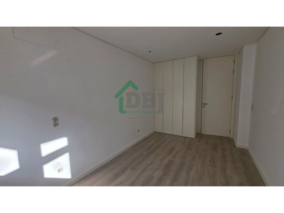 T1 Novo - condomínio c/piscina!