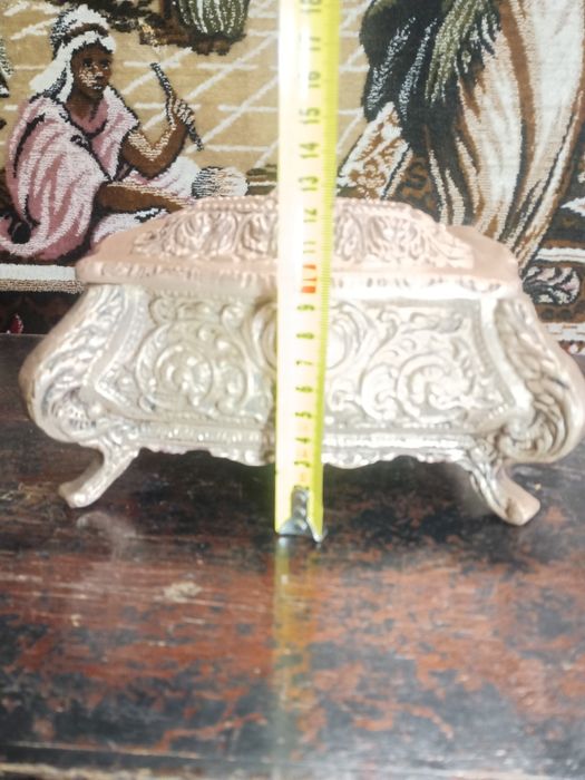 Imponente guarda-jóias antigo estilo barroco, em latão maciço, decoraç