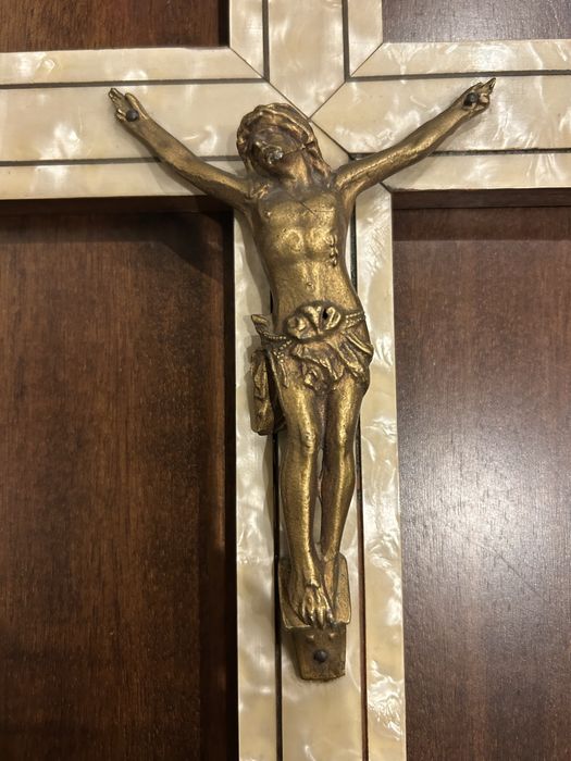 Crucifixo de bronze e madre pérola
