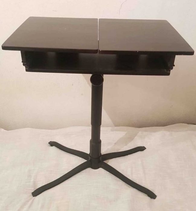 Mesa Pequena Abre ao meio e da para regular Altura