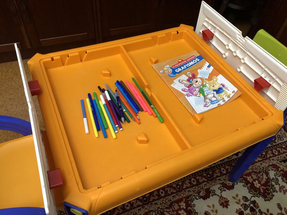 Mesa e cadeiras com arrumação para criança