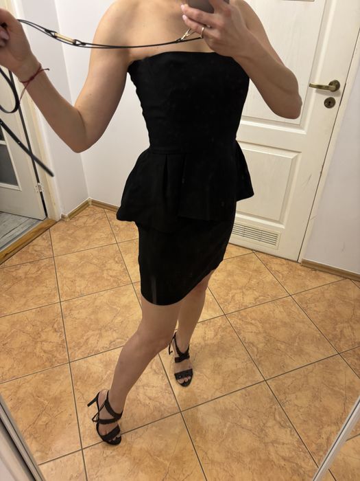 The kooples sukienka mała Czarna elegancka z baskinką falbanka