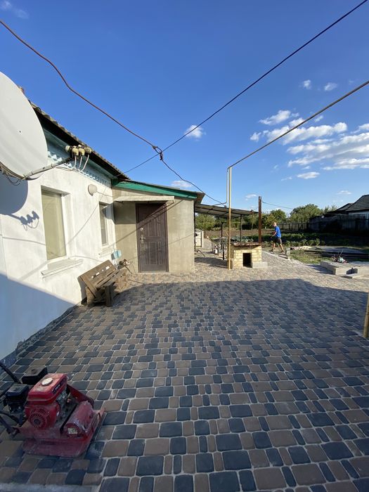 Укладка тротуарної плитки, установка бордюр укладання брукiвки: 180 грн ...