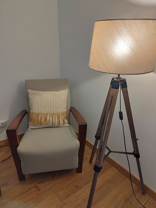 Cadeirão vintage  estofado em cor beje/ toupeira.