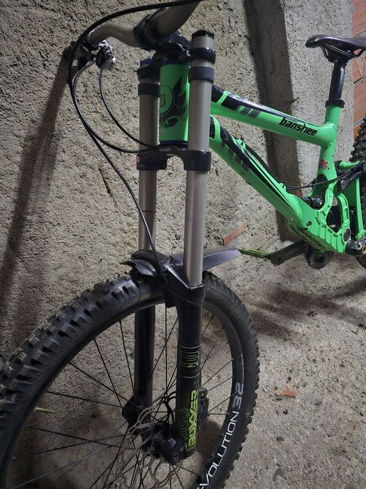 Bicicleta de downhill banshee legend mkII
